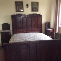 Struttura letto con comodini e credenza