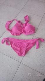 Bikini rosa a due pezzi con volant