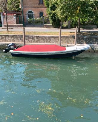 Barca a motore