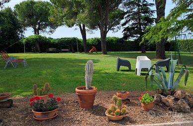 Casale in esclusiva con parco e tennis 