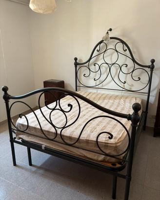 Letto in ferro battuto antico