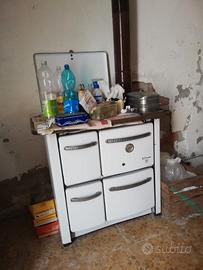 vecchia cucina a legna funzionante