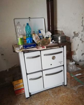 vecchia cucina a legna funzionante