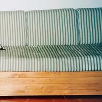 divano letto tre posti struttura in legno rustico 