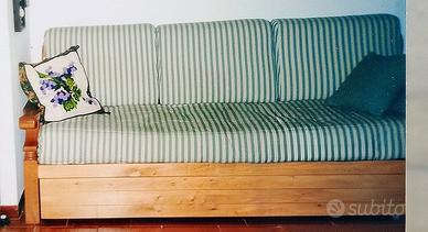 divano letto tre posti struttura in legno rustico 