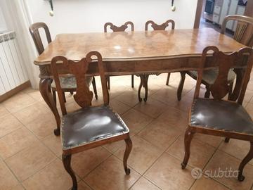 Tavolo con sedie e specchiera, poltrona e mobile