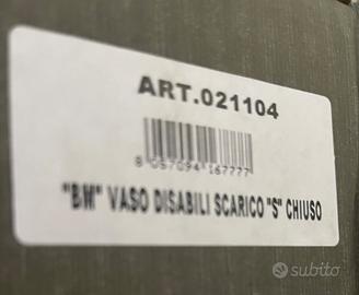 Sanitari alti nuovi ancora nel loro cartone