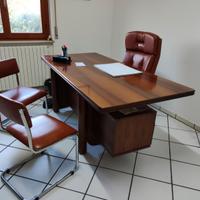 Scrivania con libreria e sedie