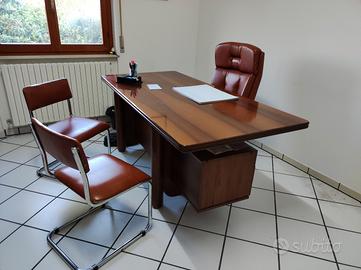 Scrivania con libreria e sedie