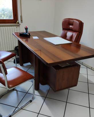 Scrivania con libreria e sedie