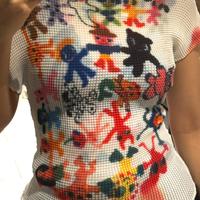 Top bianco con stampa colorata