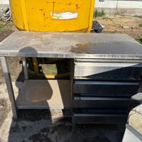 Tavolo acciaio con cassetti