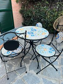 Tavolino in ferro con sedie