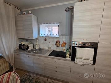 Cucina con frigorifero e lavastoviglie 