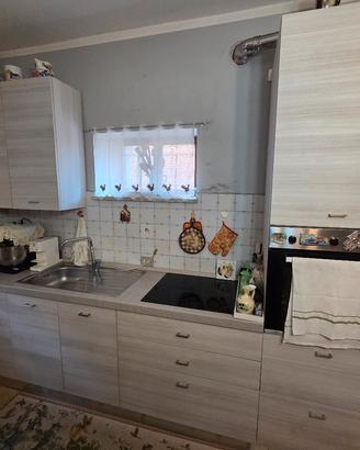 Cucina con frigorifero e lavastoviglie 