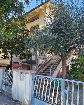 Villa di 240 m² con più di 5 locali e box auto dop