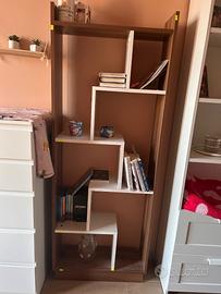 libreria di media misura ben tenuta