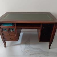 Scrivania in legno con ripiano in cuoio
