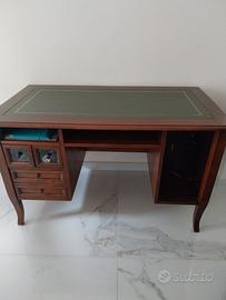Scrivania in legno con ripiano in cuoio
