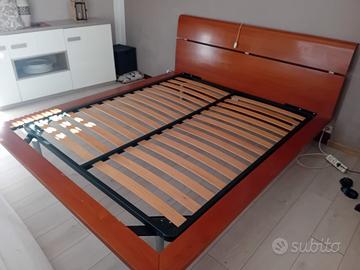 Letto matrimoniale completo di doghe ortopediche