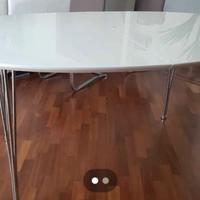 Tavolo ovale in legno laccato bianco.