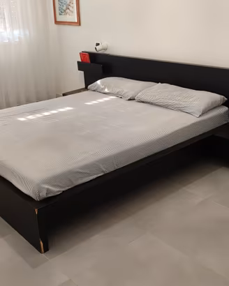Letto + doghe + comodini IKEA Malm marron