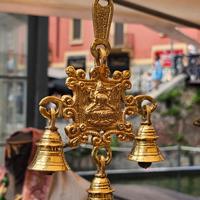 Campanelle in ottone e divinità su fiore di loto