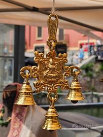 Campanelle in ottone e divinità su fiore di loto