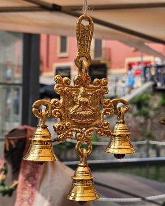 Campanelle in ottone e divinità su fiore di loto