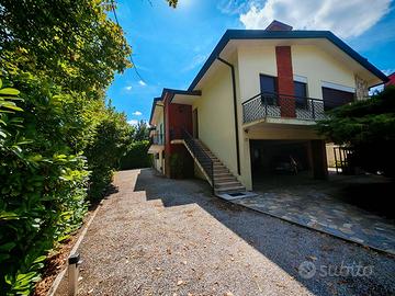 Villa quadrifamiliare in centro con giardino
