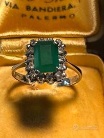 Anello in oro bianco 750 con smeraldo e diamanti