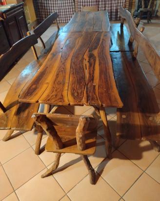 Tavolo in legno di ulivo con panche e sedie 