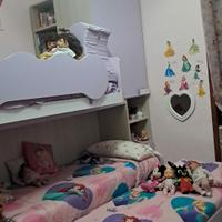 cameretta in legno con 3 lettini