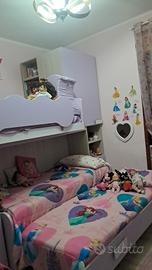 cameretta in legno con 3 lettini