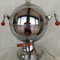 Un samovar in metallo, Decò USA