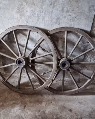 Coppia di ruote da carro antiche