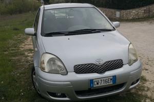 Yaris 1000 benzina con gancio traino