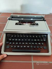 Macchina da scrivere Olivetti Dora con custodia