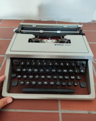 Macchina da scrivere Olivetti Dora con custodia