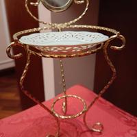 Miniatura tolettina vintage con lavabo e specchio