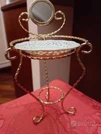 Miniatura tolettina vintage con lavabo e specchio