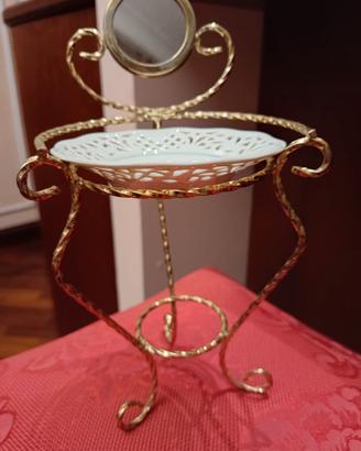 Miniatura tolettina vintage con lavabo e specchio