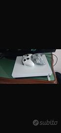 X box one modello 1708 con 2 joystick
