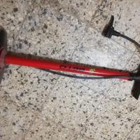 pompa per pneumatici biciclette.