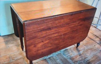 Tavolo in Noce con alette allungabile Luig Filippo