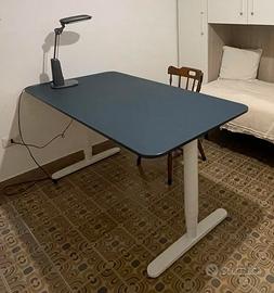 Scrivania motorizzata IKEA Bekant Blu/Bianco