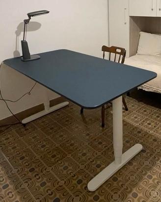 Scrivania motorizzata IKEA Bekant Blu/Bianco