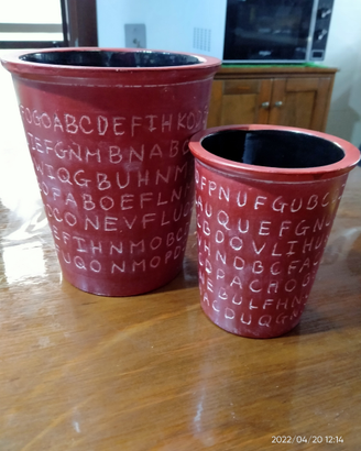 Coppia di vasi moderni decorati