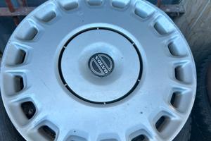 Cerchi in ferro con copri cerchio, Volvo