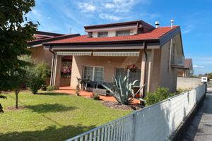 Bifamiliare 5 locali con giardino privato